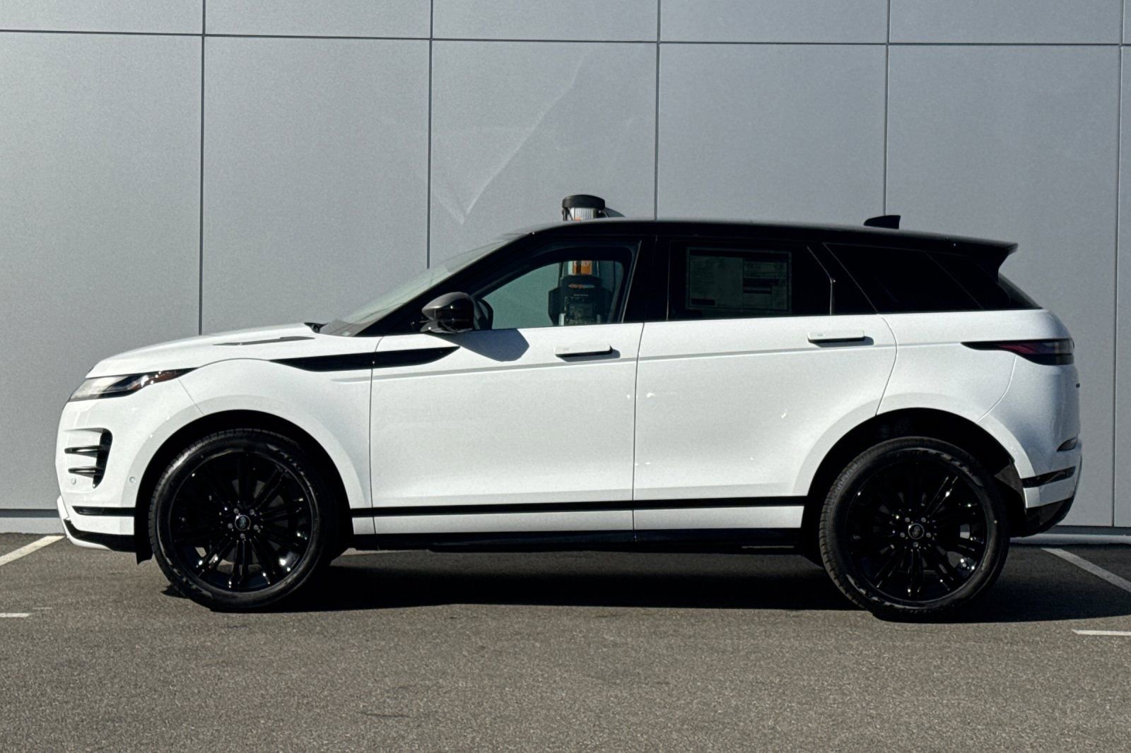 New 2026 Land Rover Range Rover Evoque Dynamic SE image 2