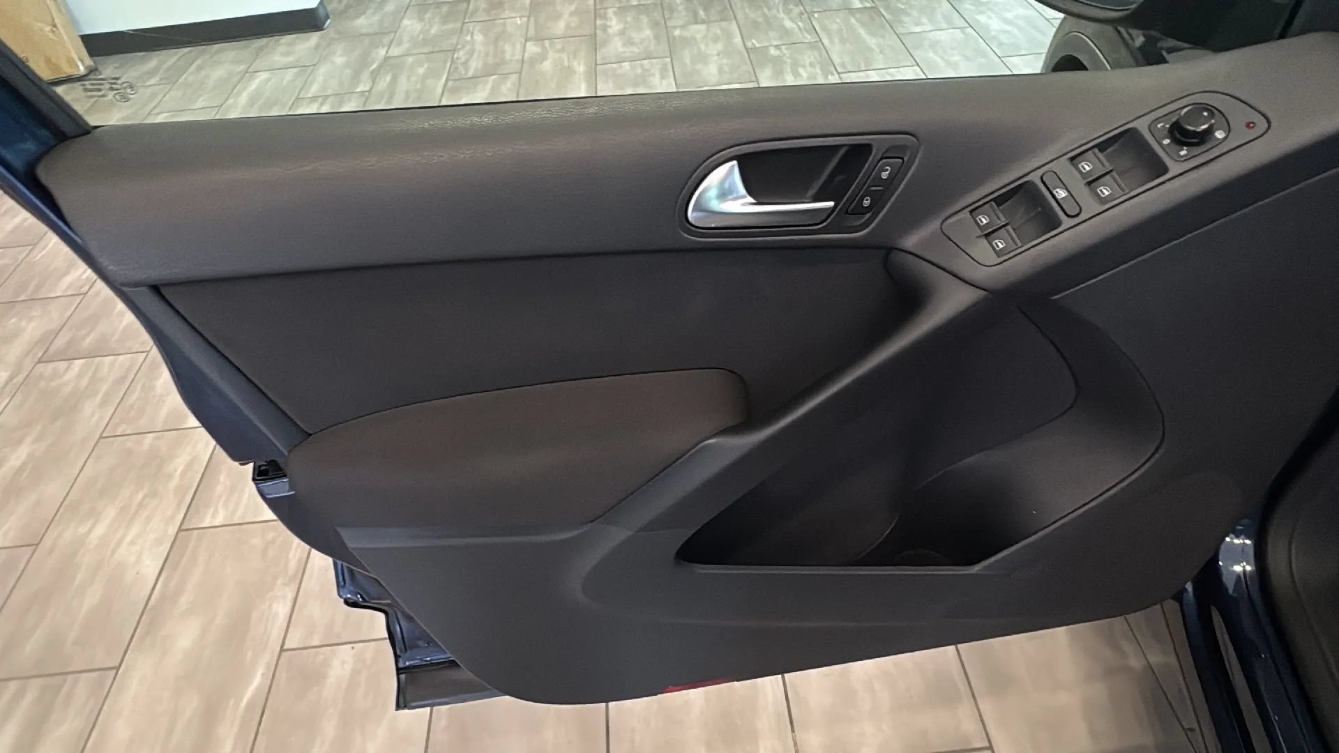 Used 2013 Volkswagen Tiguan S FWD image 23