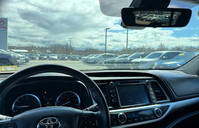 Used 2019 Toyota Highlander XLE AWD/4WD image 2