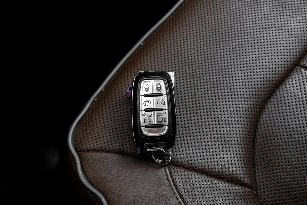 Used 2018 Chrysler Pacifica Limited image 73