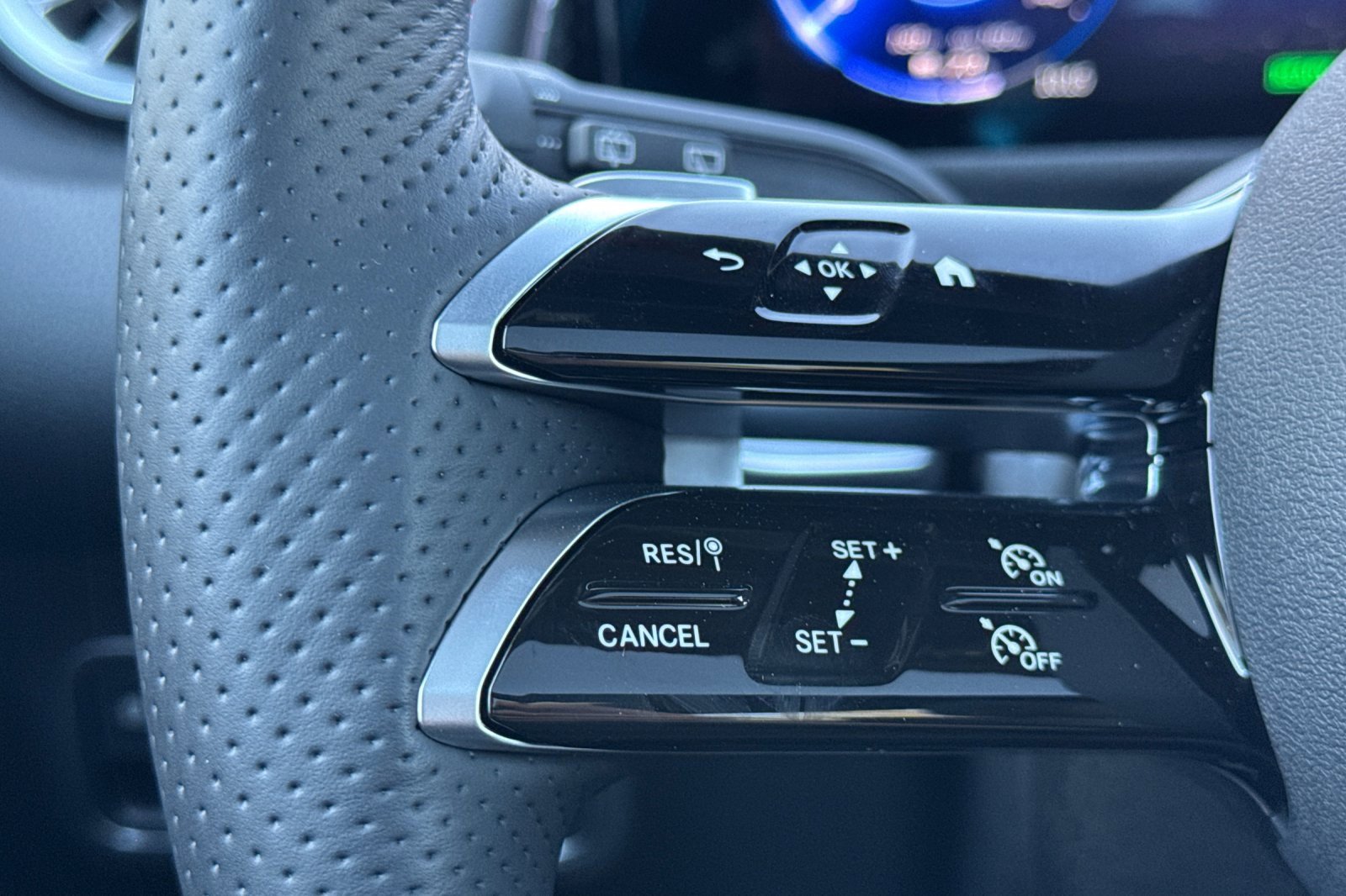 Used 2024 Mercedes-Benz EQB 300 4MATIC image 29