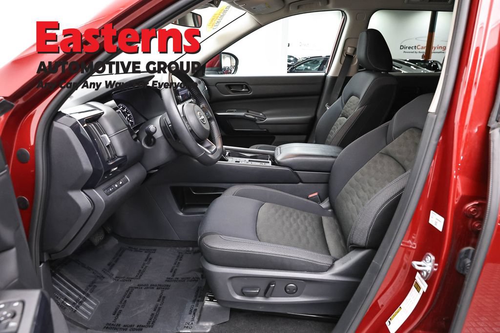 Used 2025 Nissan Pathfinder SV FWD image 14