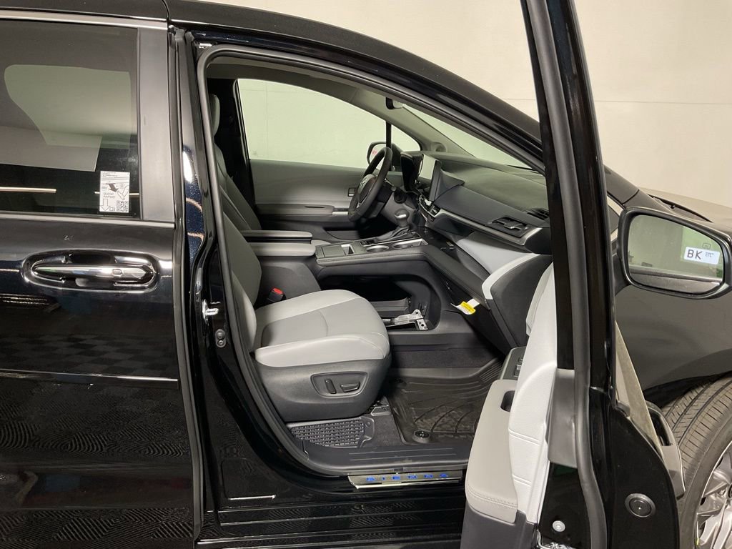 New 2026 Toyota Sienna XLE image 36