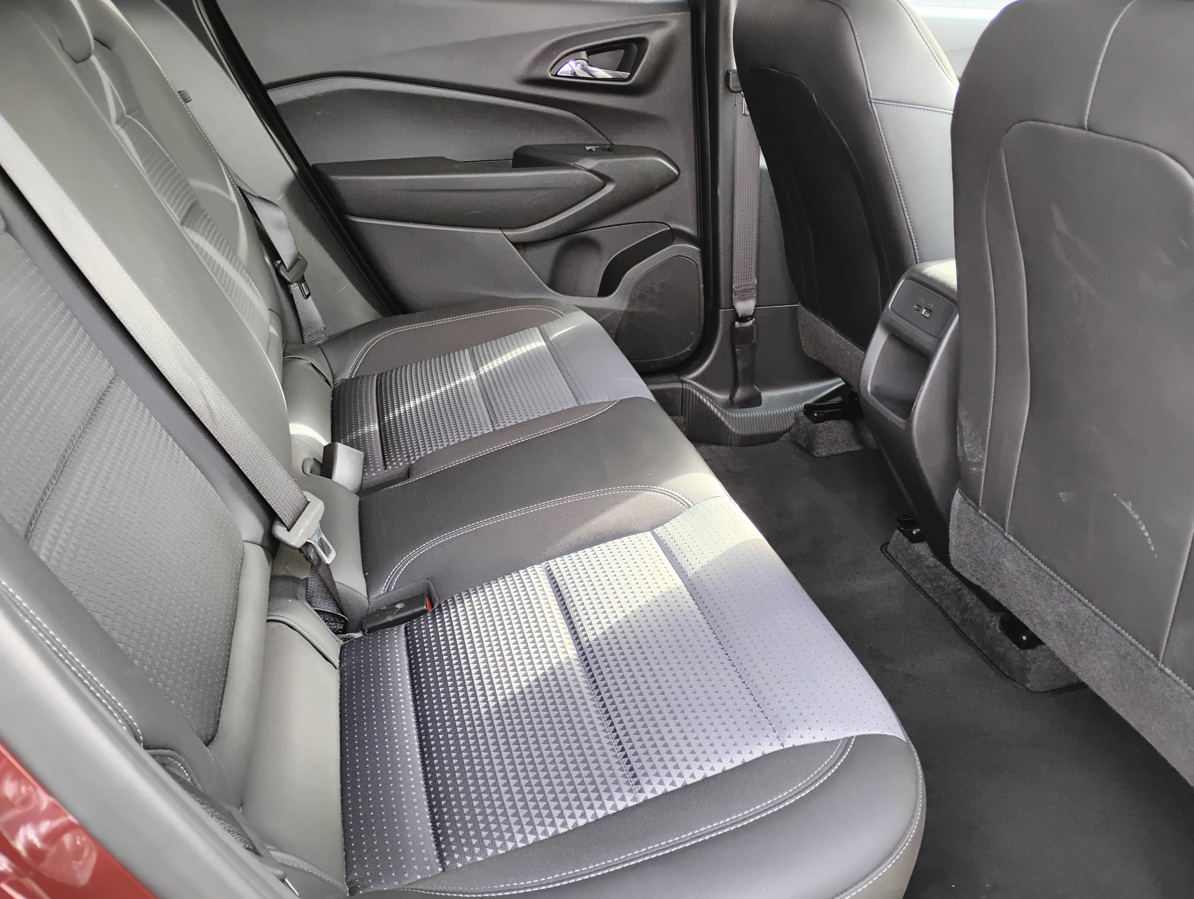 Used 2025 Chevrolet Trax LT w/ LT Convenience Package image 18