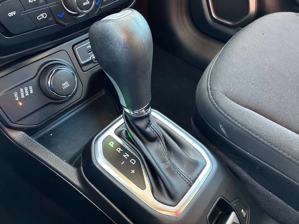 Certified 2023 Jeep Renegade Latitude w/ Premium Group AWD/4WD image 24