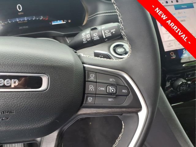 Used 2023 Jeep Grand Cherokee Limited w/ Black Appearance Package AWD/4WD image 15