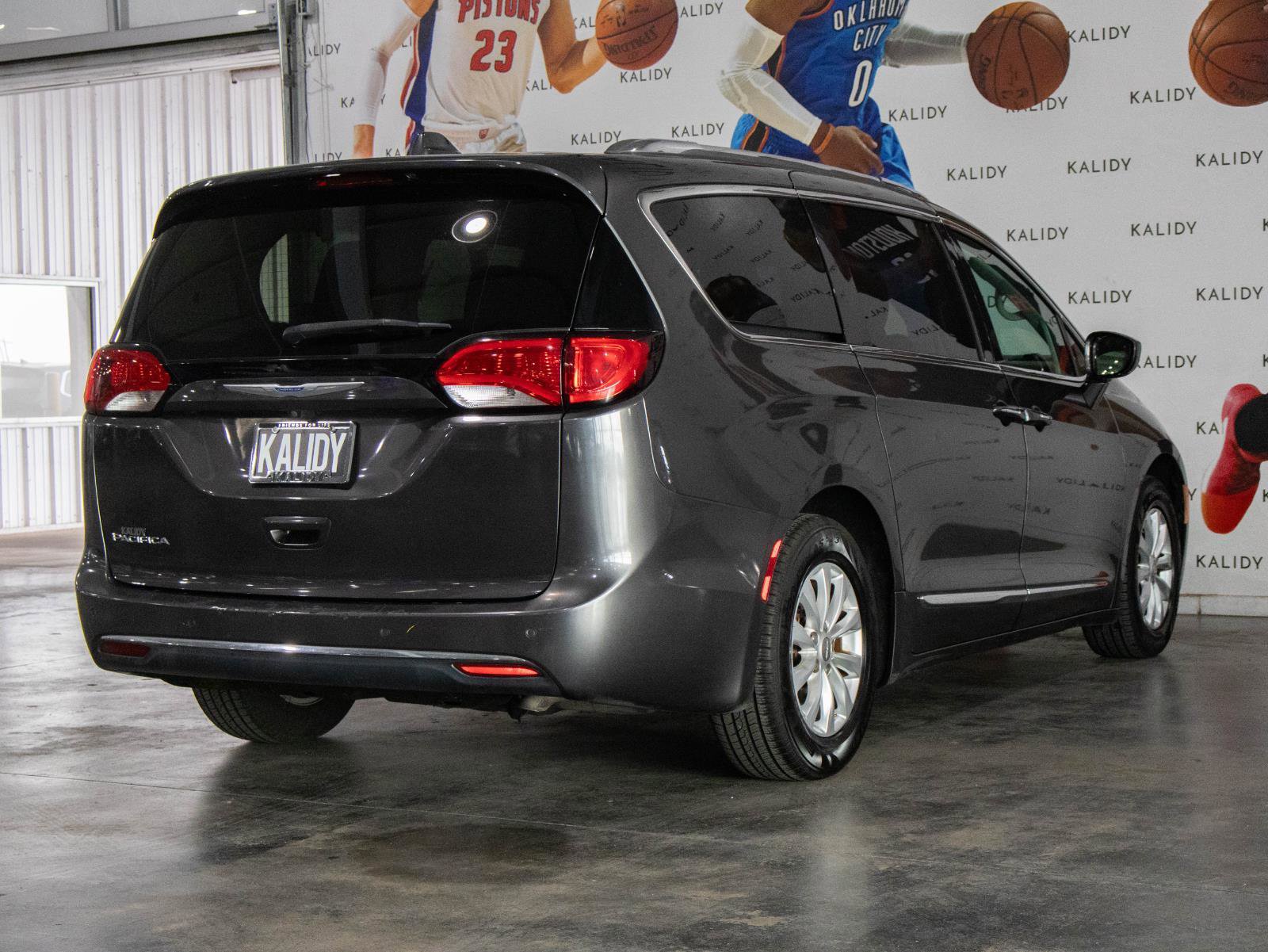 Used 2019 Chrysler Pacifica Touring-L image 25