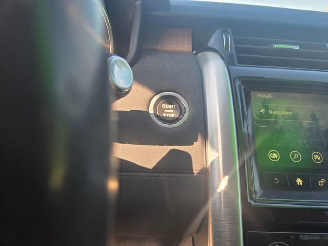 Used 2017 Land Rover Discovery HSE AWD/4WD image 19