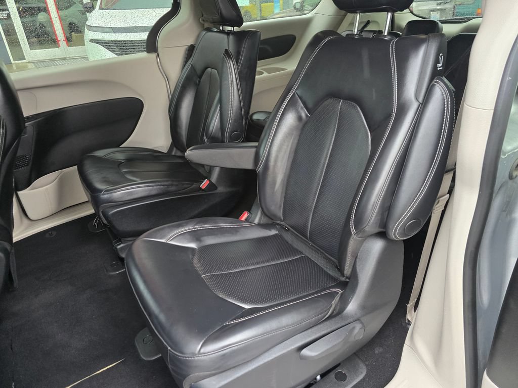 Used 2023 Chrysler Pacifica Touring-L FWD image 14