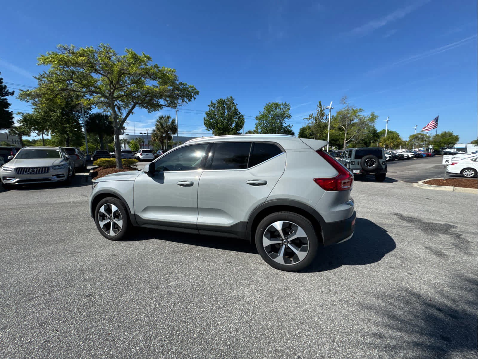 Used 2024 Volvo XC40 B5 Core w/ Climate Package image 15