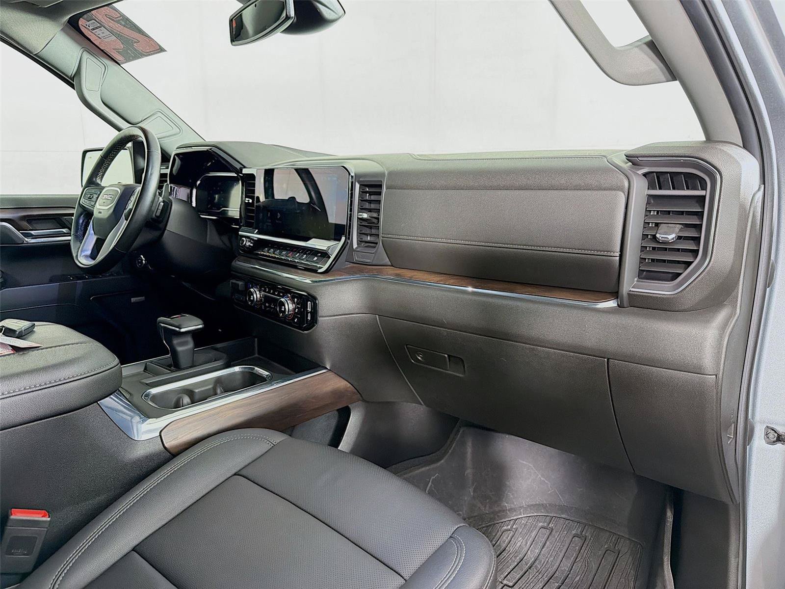 Used 2024 GMC Sierra 1500 SLT w/ SLT Premium Plus Package AWD/4WD image 32