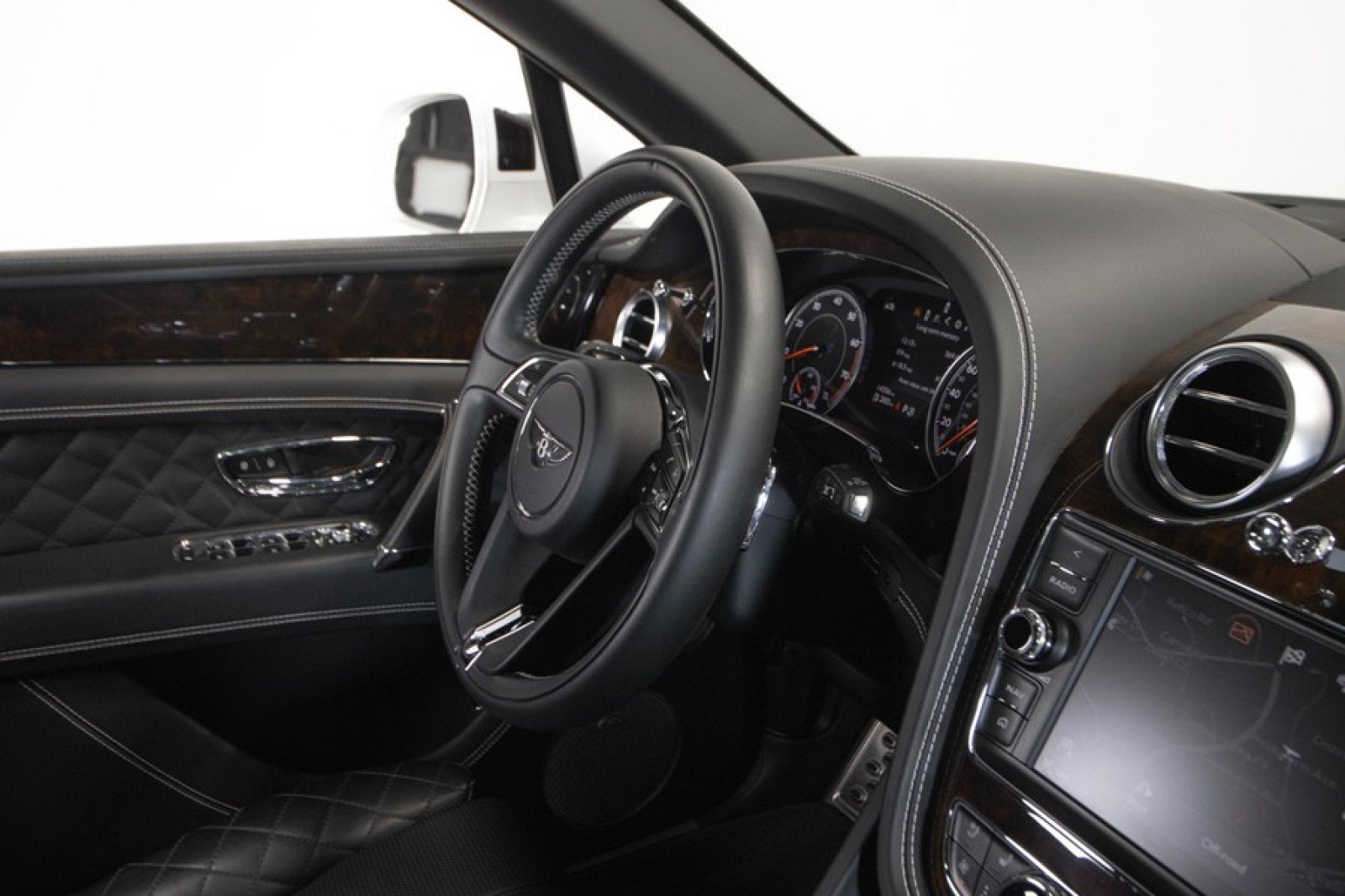 Used 2017 Bentley Bentayga image 55