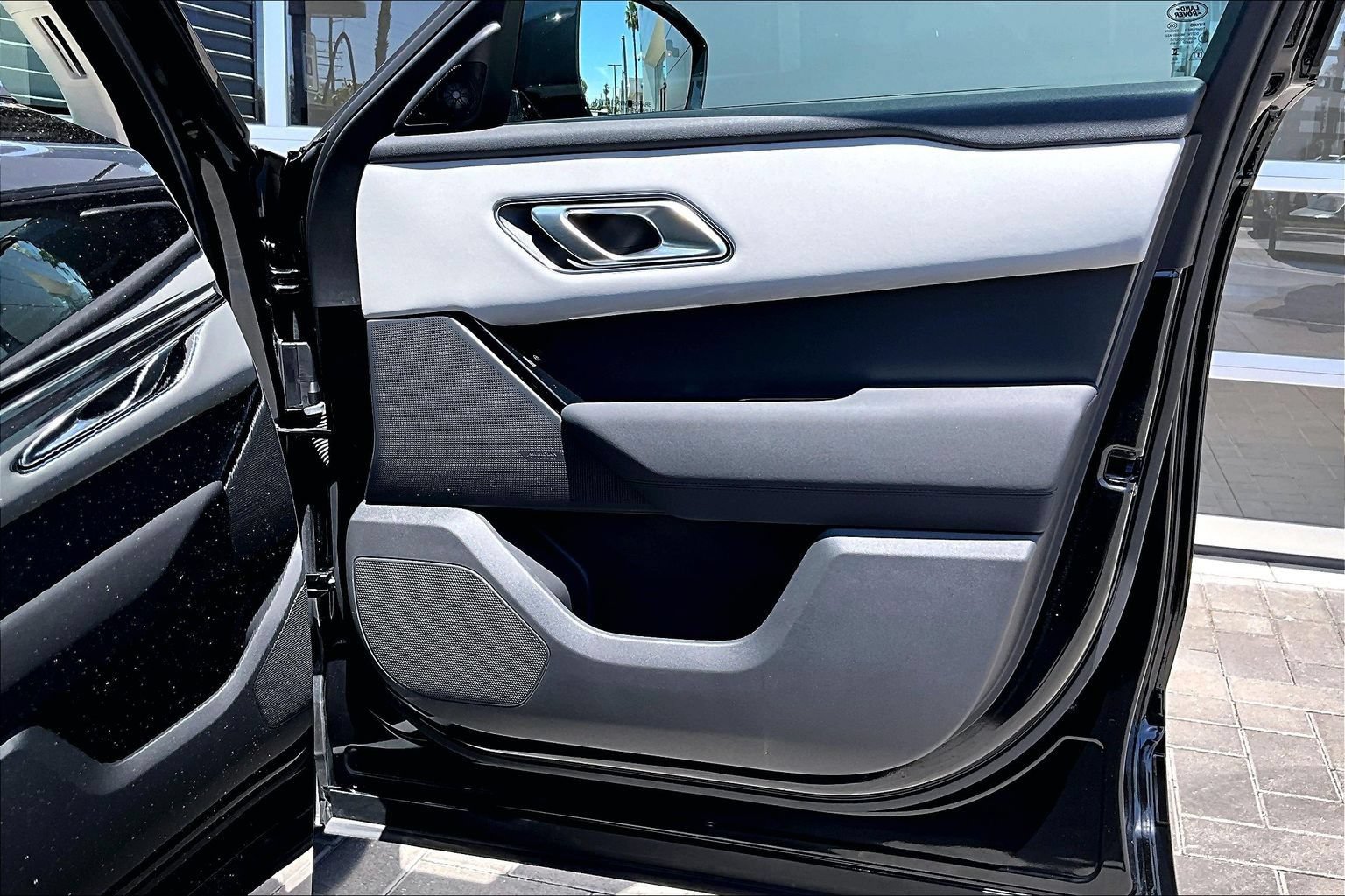 Certified 2025 Land Rover Range Rover Velar Dynamic SE AWD/4WD image 23