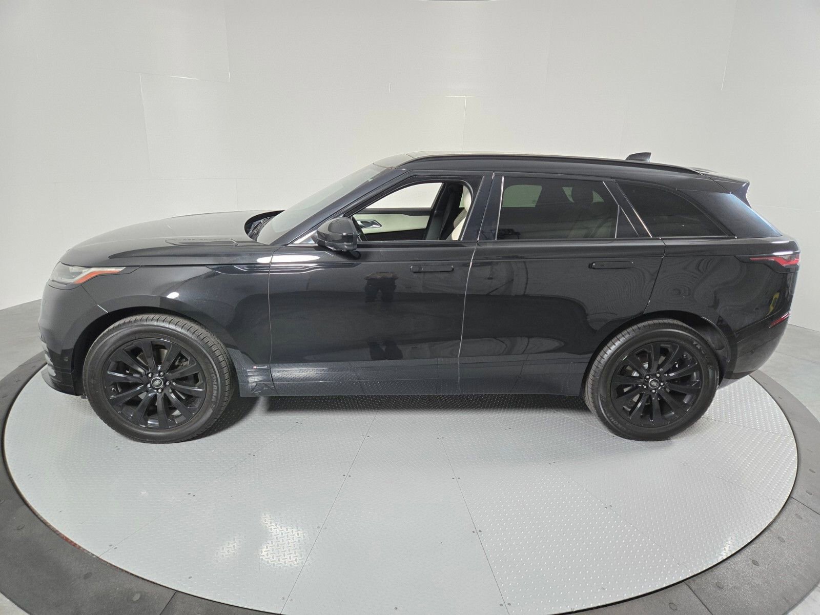 Used 2019 Land Rover Range Rover Velar R-Dynamic SE AWD/4WD image 33
