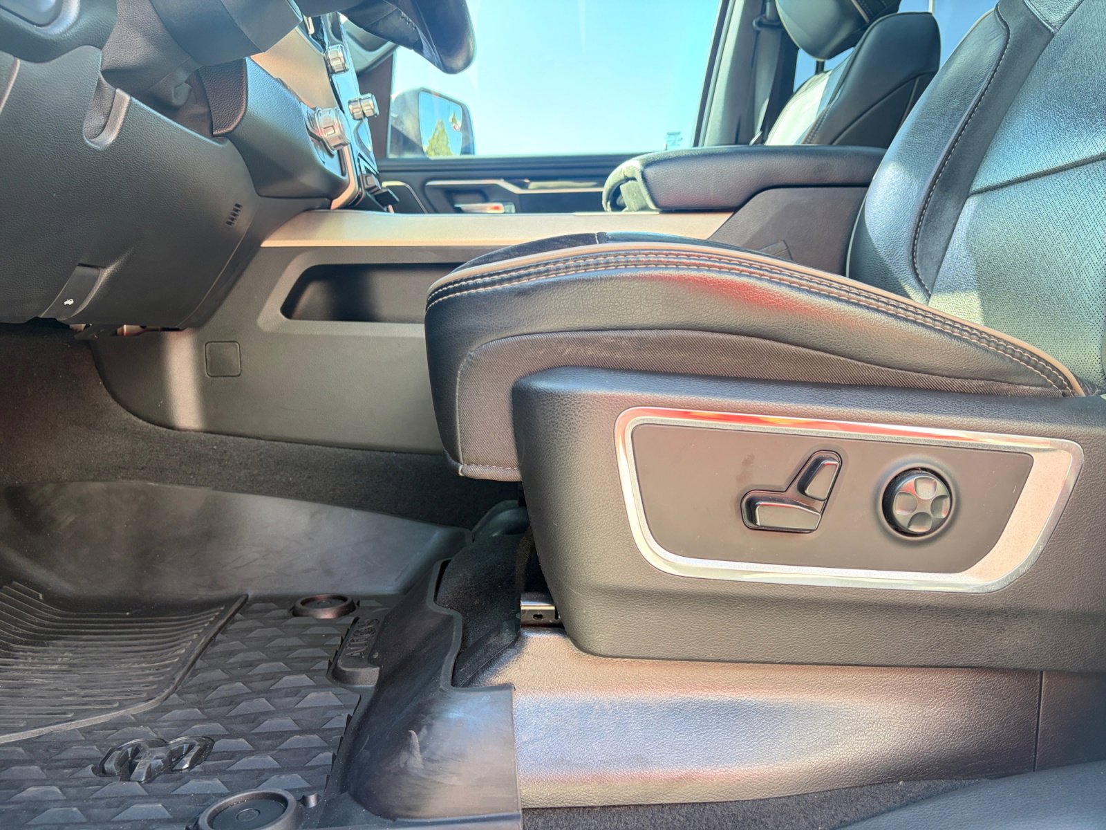 Used 2019 RAM 1500 Laramie AWD/4WD image 13