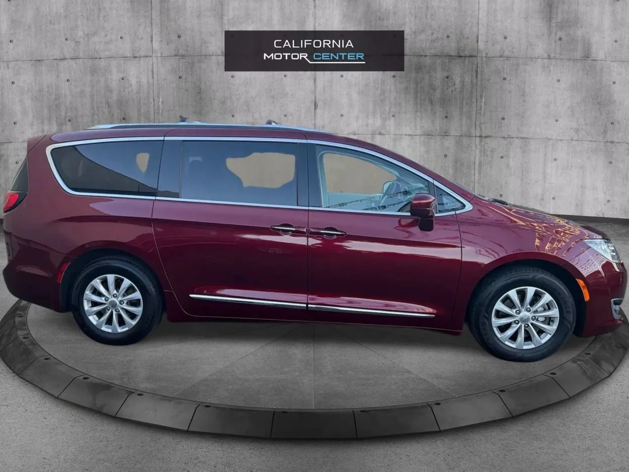 Used 2018 Chrysler Pacifica Touring-L Plus FWD image 4