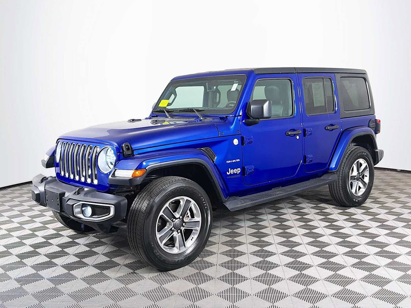 Used 2018 Jeep Wrangler Unlimited Sahara w/ Dual Top Group AWD/4WD image 1