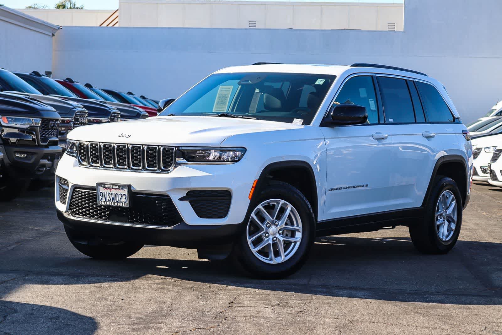 Used 2025 Jeep Grand Cherokee Laredo X RWD image 1