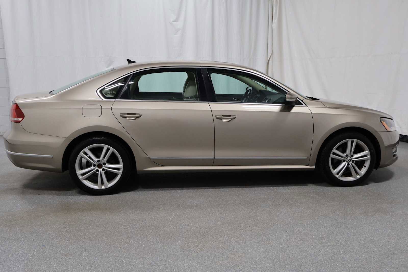 Used 2015 Volkswagen Passat TDI SEL Premium FWD image 10