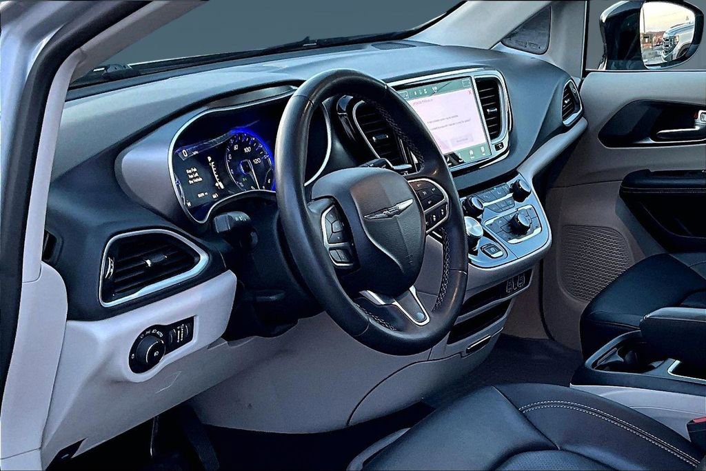Used 2024 Chrysler Pacifica Touring-L image 13