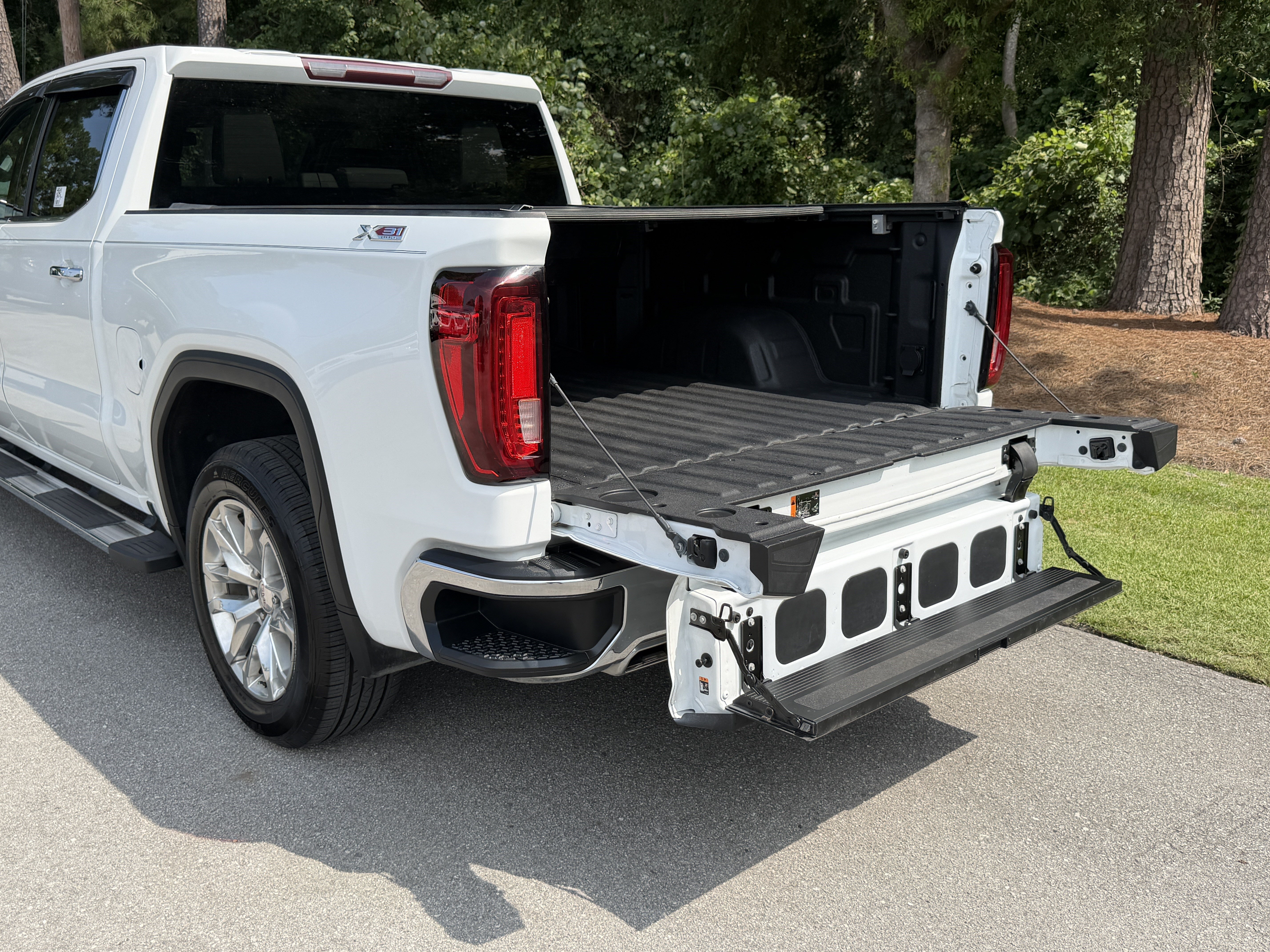 Used 2021 GMC Sierra 1500 SLT w/ X31 Off-Road Package AWD/4WD image 10