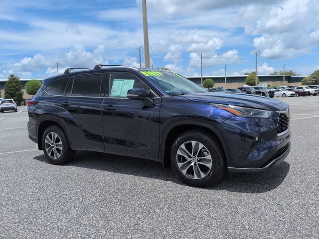 Used 2022 Toyota Highlander XLE AWD/4WD image 2