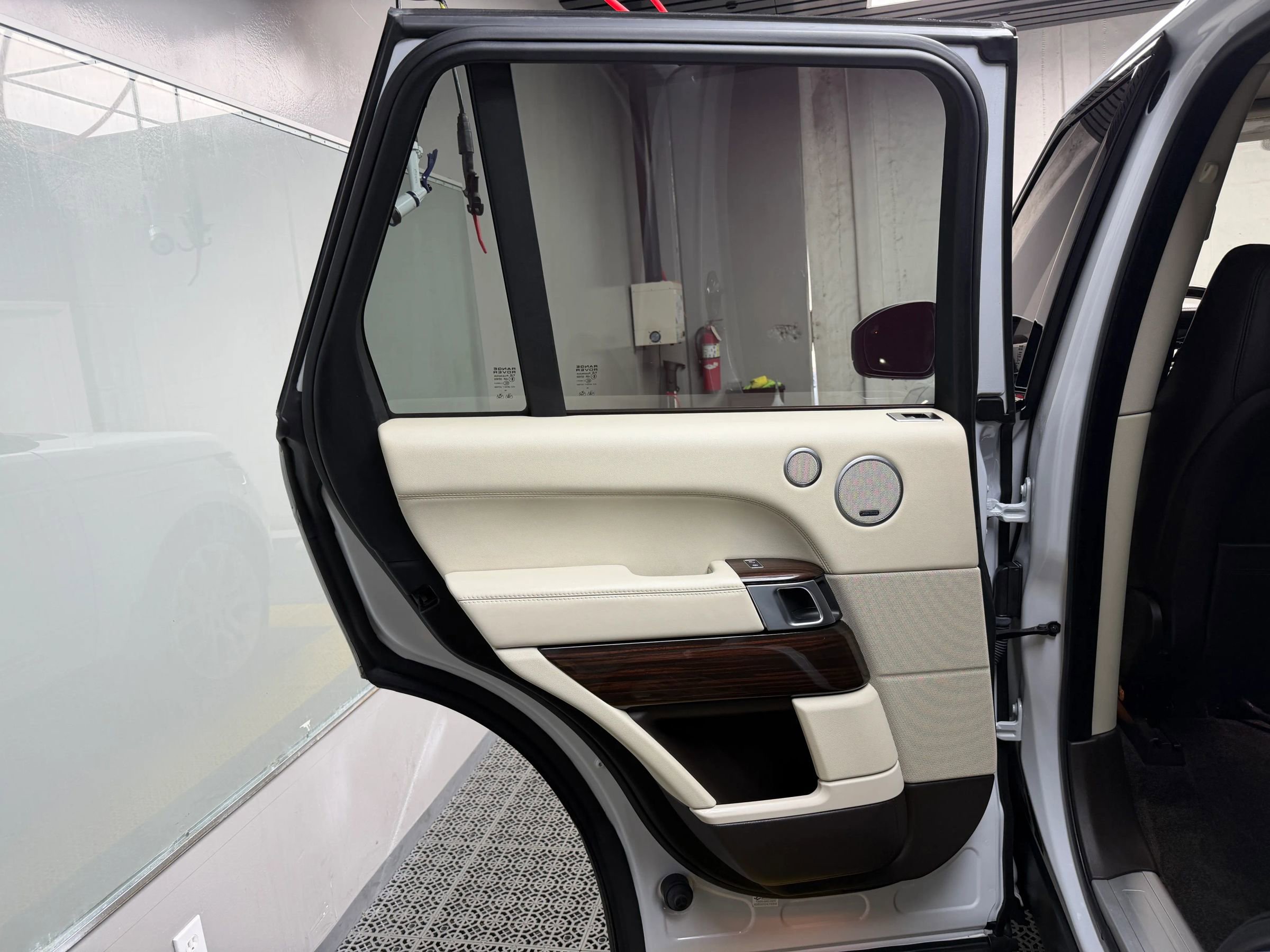 Used 2017 Land Rover Range Rover HSE image 14