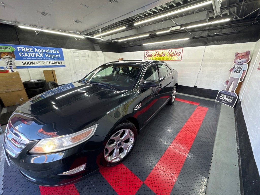 Used 2010 Ford Taurus SHO image 3