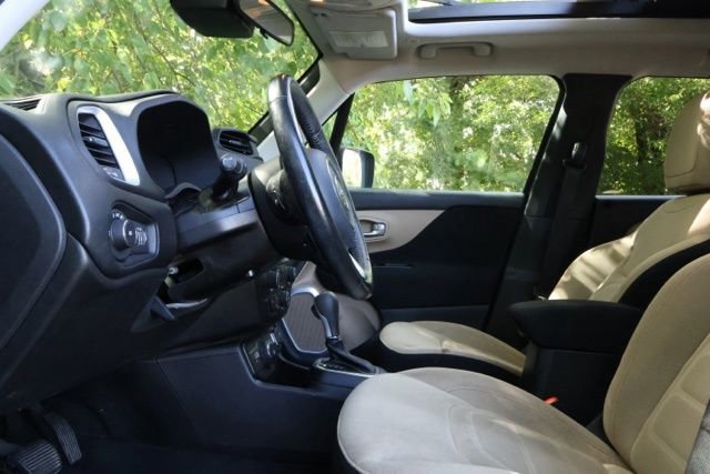 Used 2019 Jeep Renegade Latitude w/ Cold Weather Group image 9