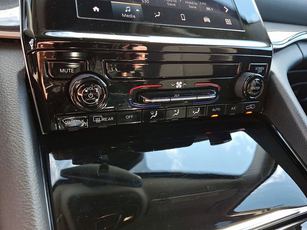 Used 2023 Jeep Grand Cherokee Laredo image 15