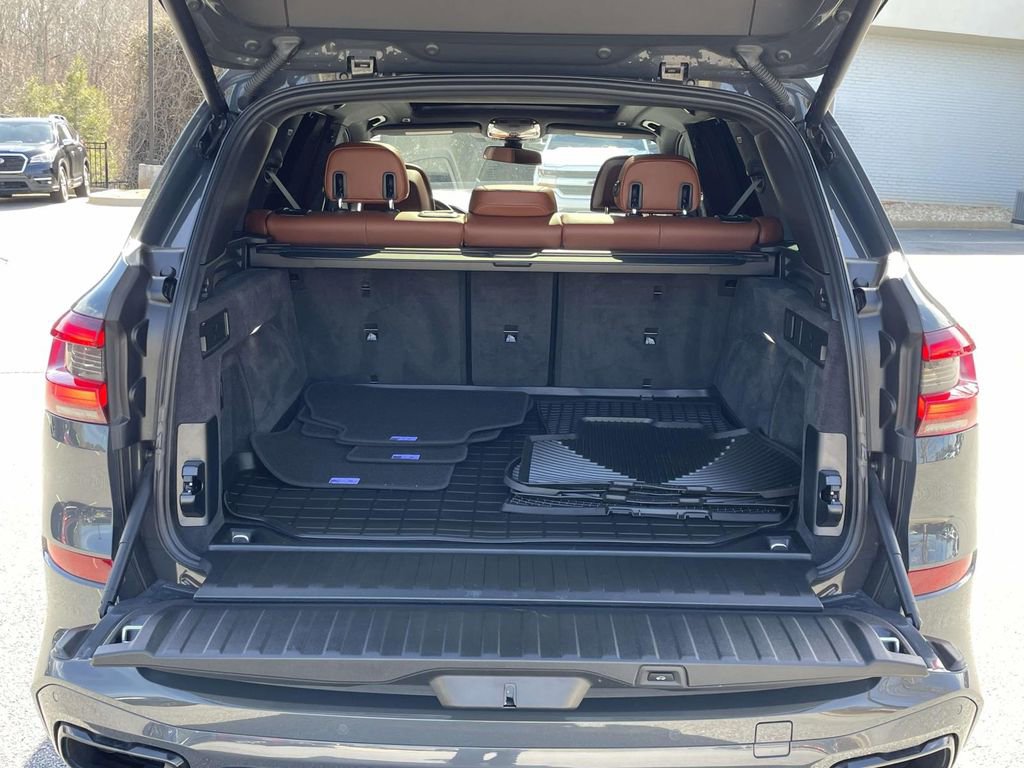 Used 2022 BMW X5 M50i image 10