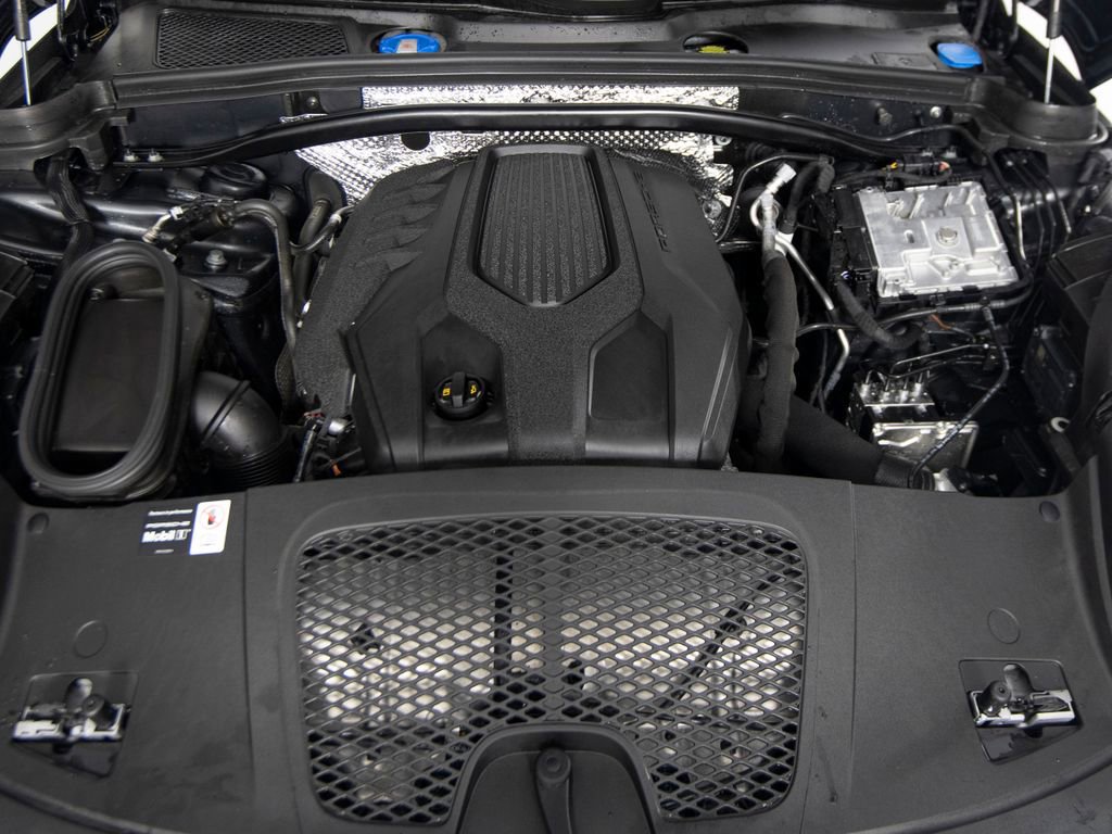 Certified 2025 Porsche Macan image 36