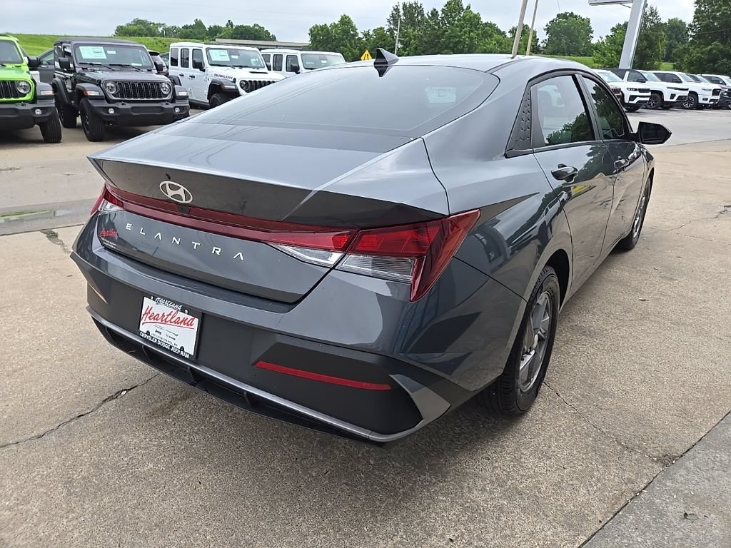 Used 2025 Hyundai Elantra SE FWD image 11