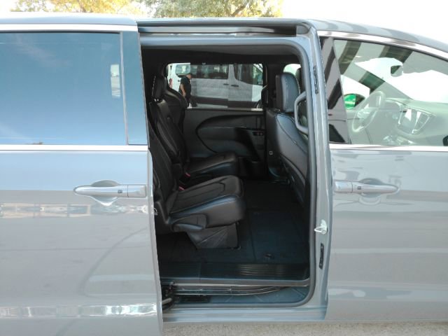 Used 2025 Chrysler Pacifica Select image 24