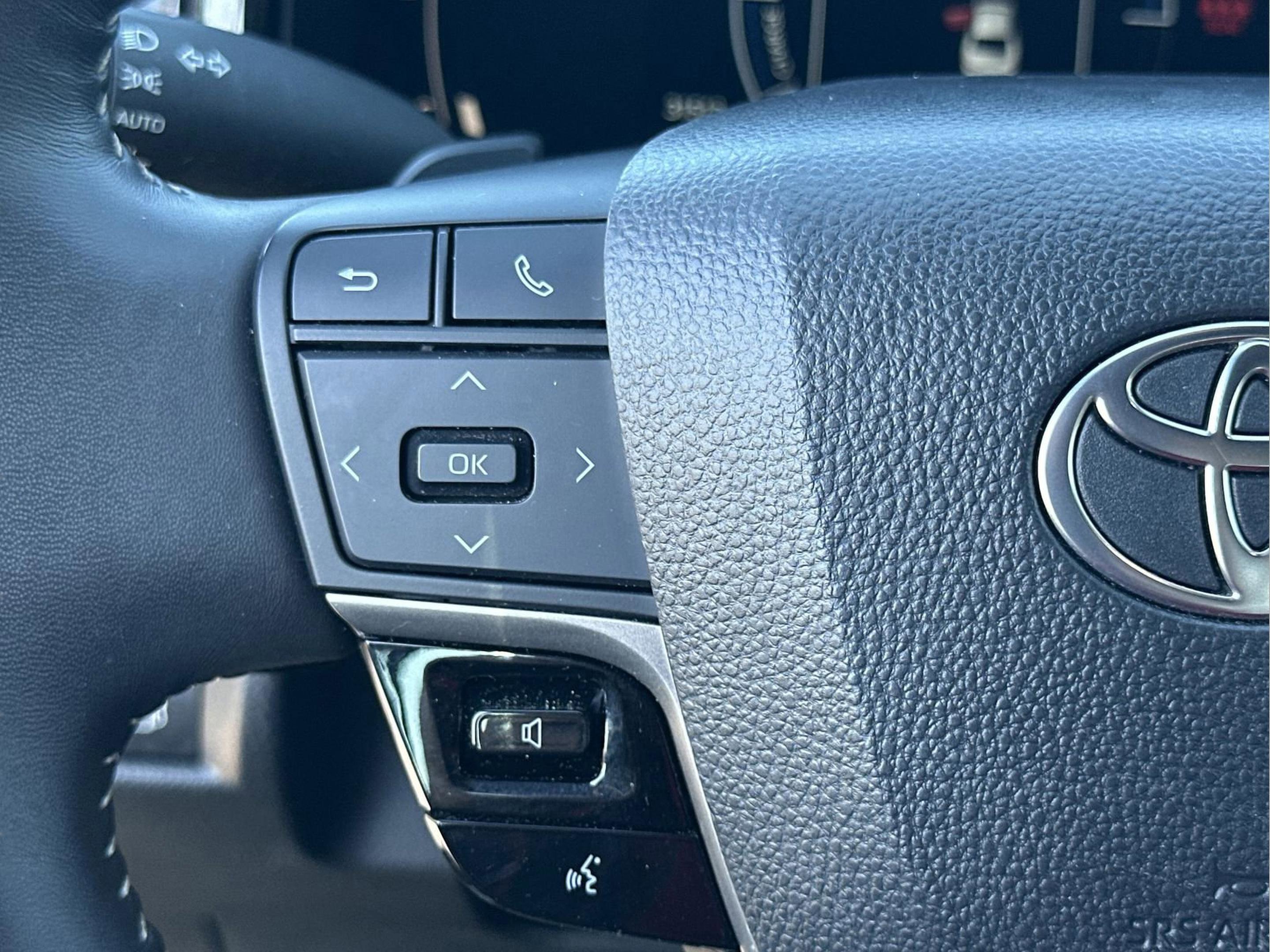 Used 2025 Toyota Camry SE image 13