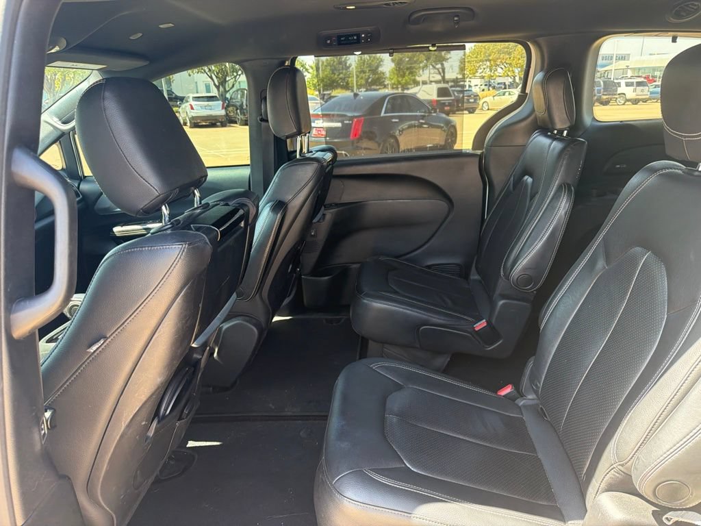 Used 2020 Chrysler Pacifica Touring-L Plus w/ Advanced Safetytec Group FWD image 9