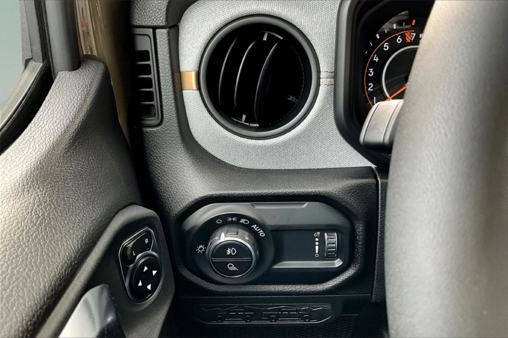 New 2025 Jeep Gladiator Sport AWD/4WD image 28