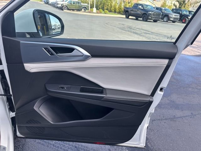 Used 2025 Volkswagen Taos SE image 14