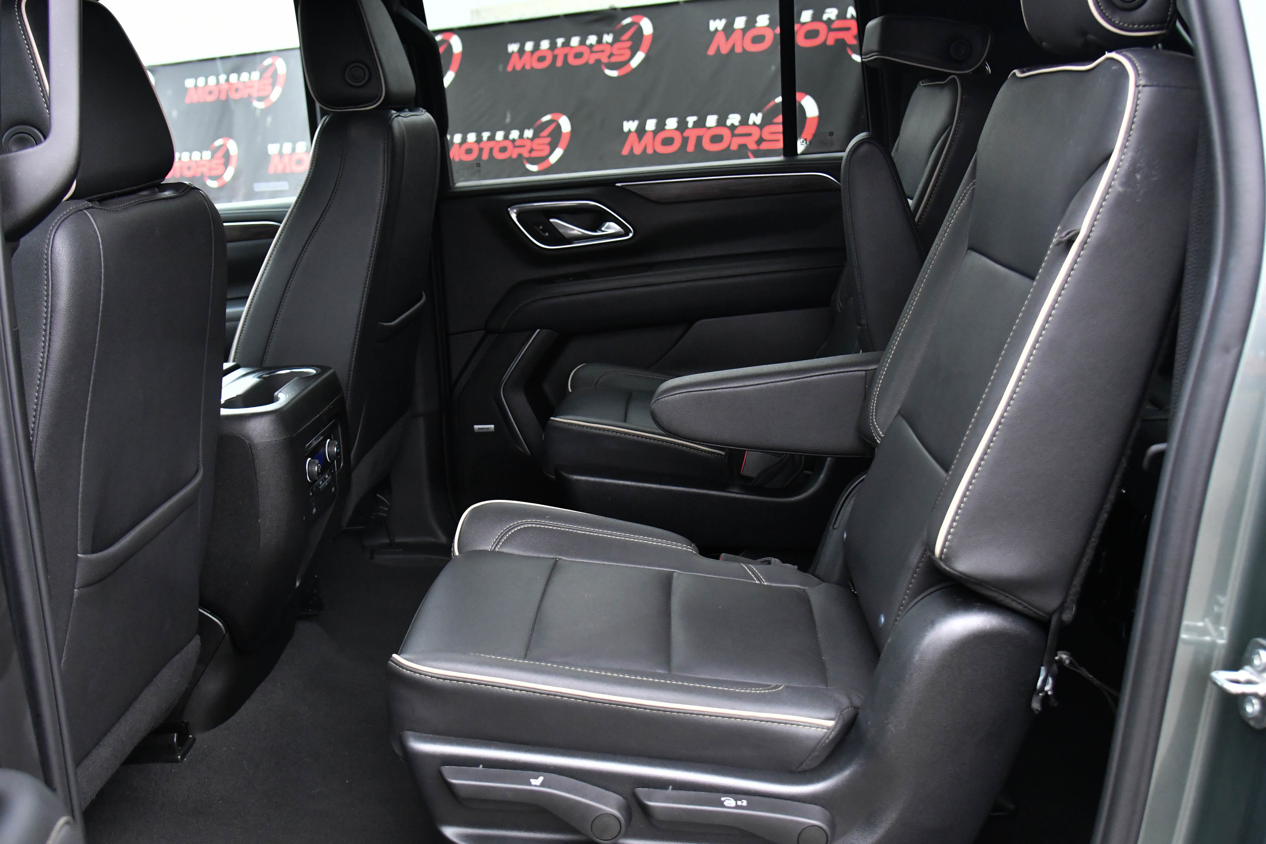 Used 2023 Chevrolet Suburban Premier image 39