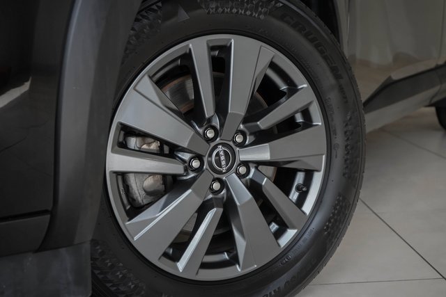 Used 2024 Nissan Pathfinder SV image 2