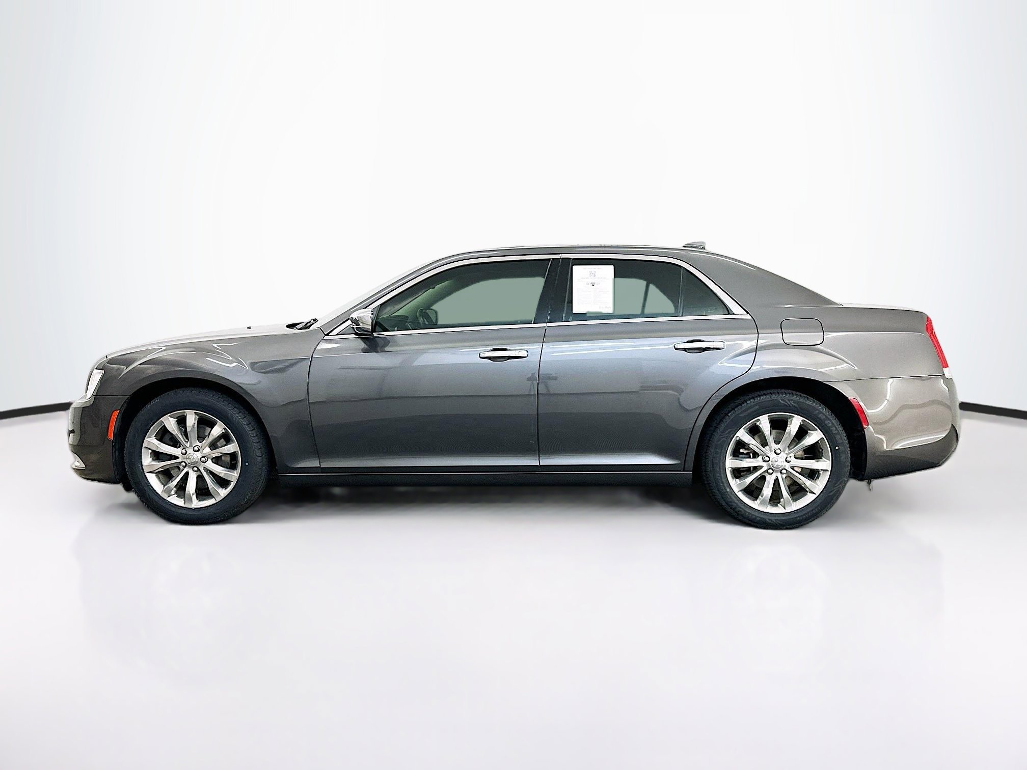 Used 2018 Chrysler 300 Limited AWD/4WD image 4