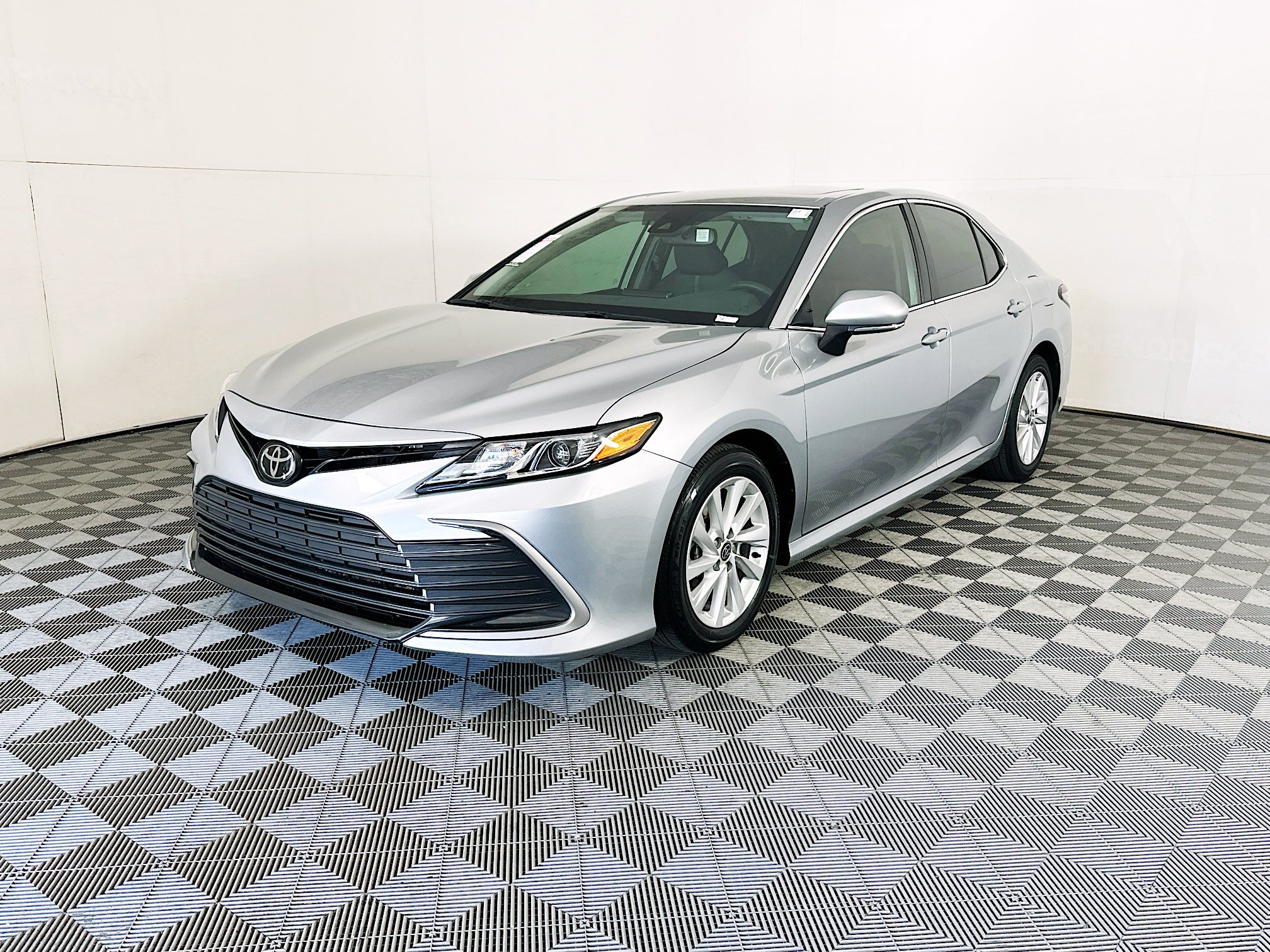 Used 2024 Toyota Camry LE w/ Convenience Package FWD image 7