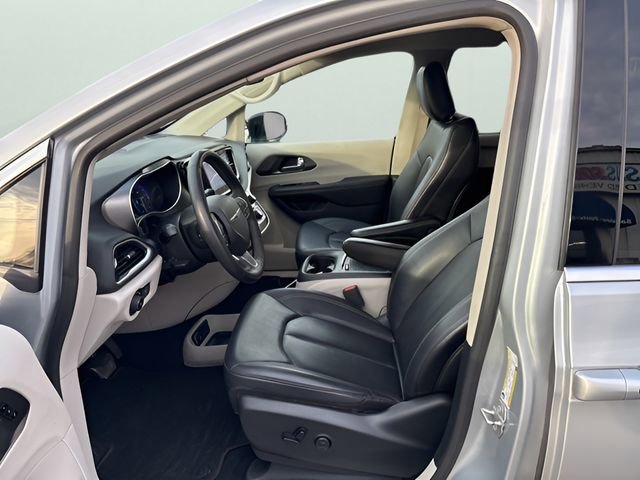 Used 2024 Chrysler Pacifica Touring-L FWD image 16