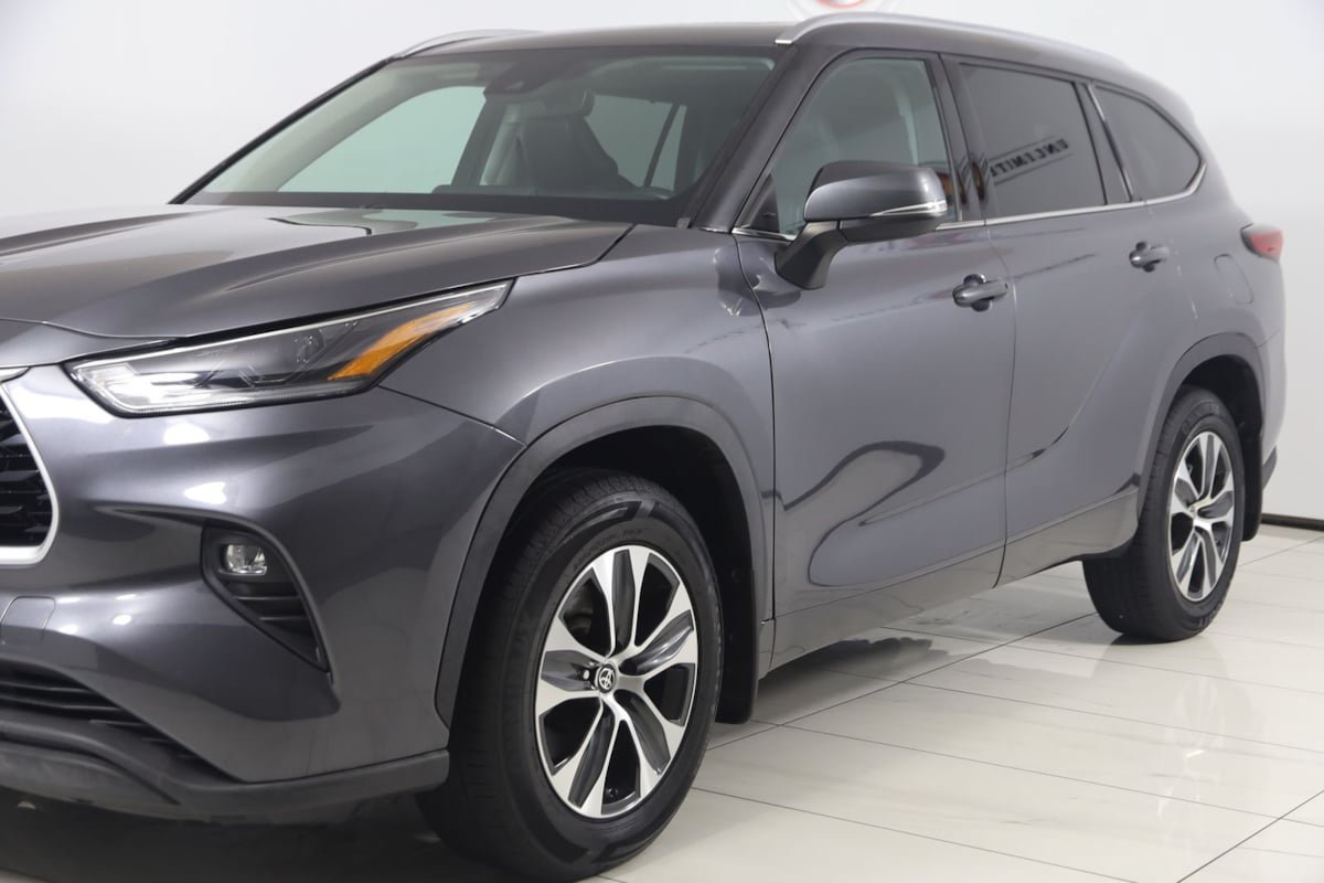 Used 2021 Toyota Highlander XLE AWD/4WD image 49
