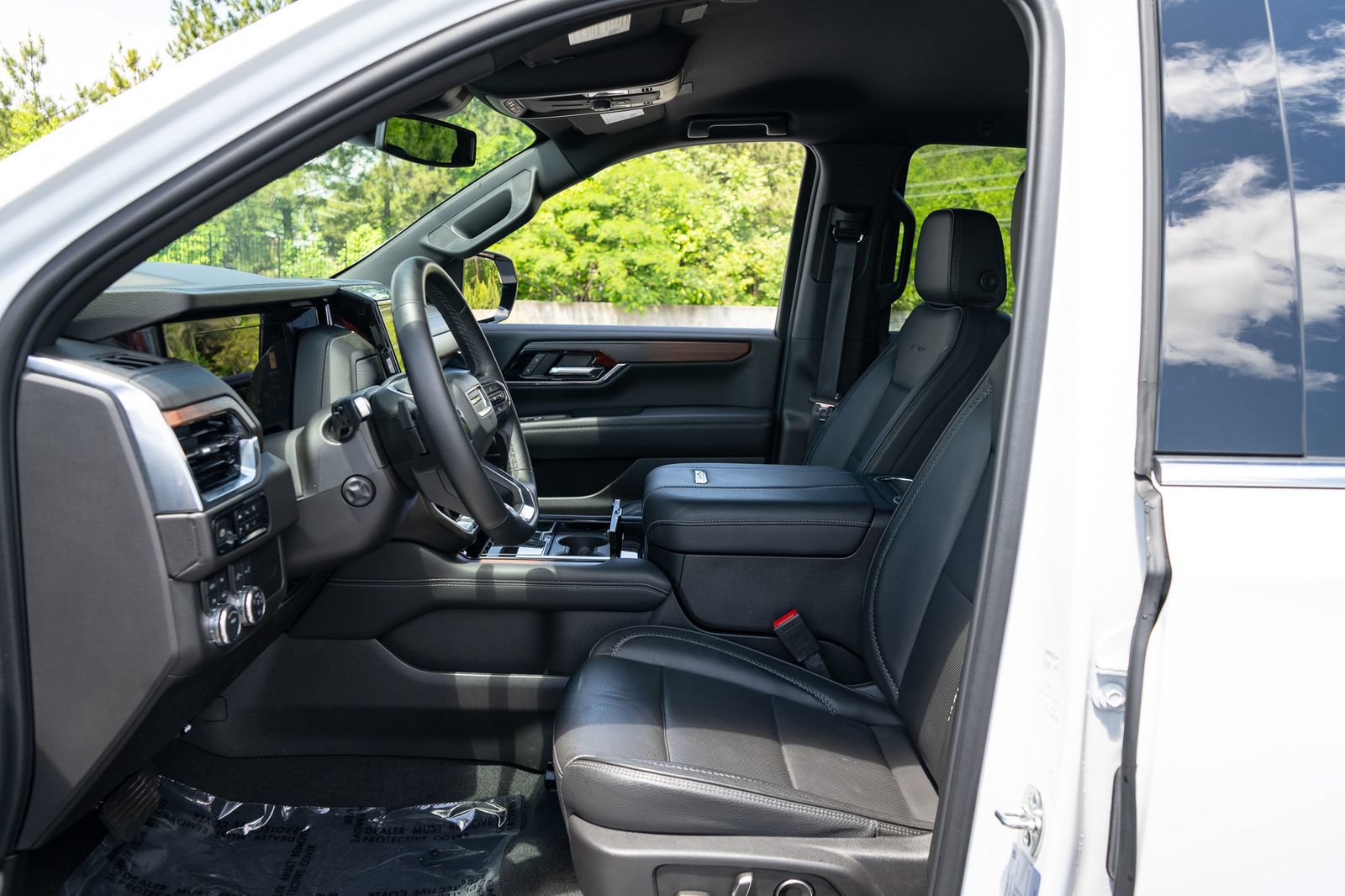 Used 2025 GMC Yukon XL Denali AWD/4WD image 14