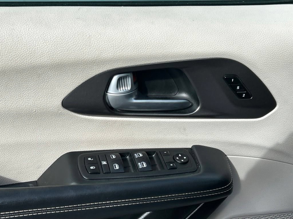 Used 2024 Chrysler Pacifica Touring-L FWD image 12