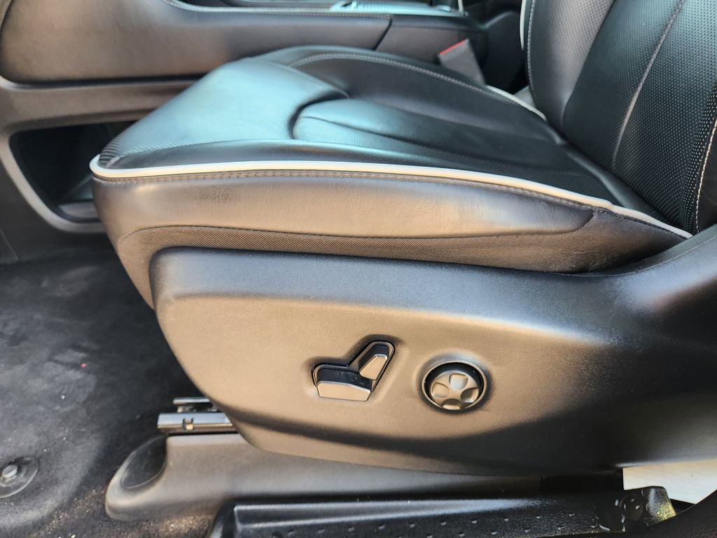 Used 2025 Chrysler Pacifica Limited image 25