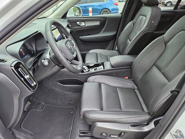 Certified 2025 Volvo XC40 B5 Plus AWD/4WD image 16