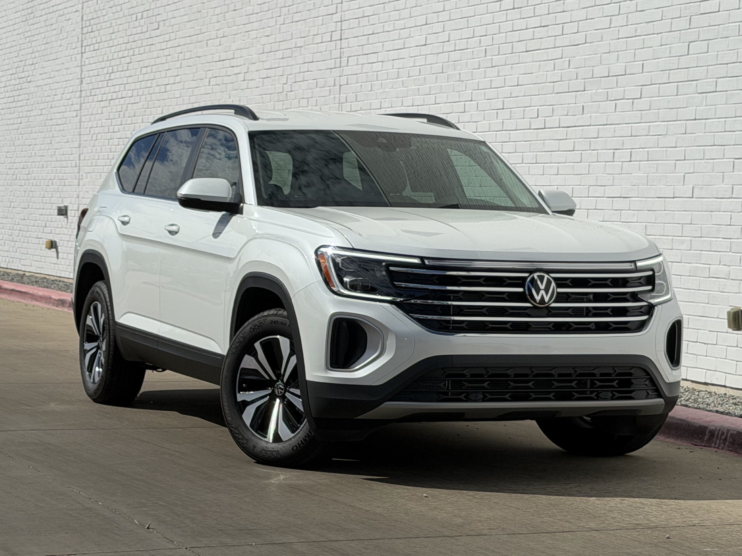Used 2026 Volkswagen Atlas SE FWD image 2