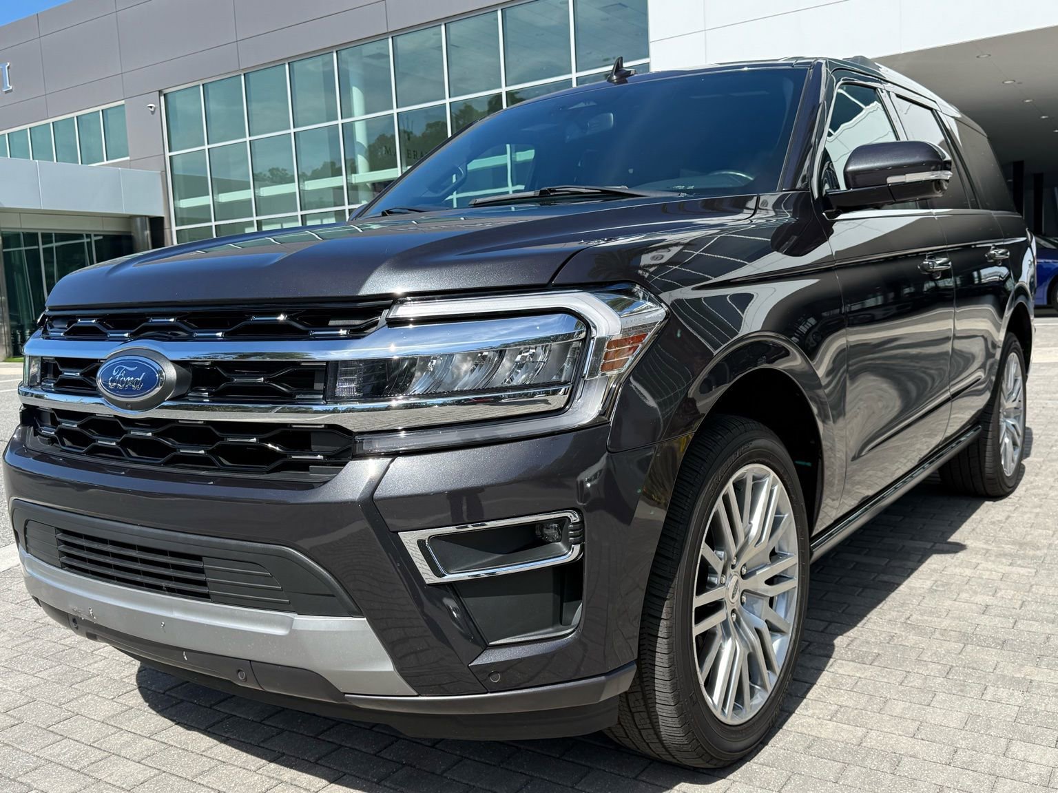 Used 2024 Ford Expedition Limited image 10